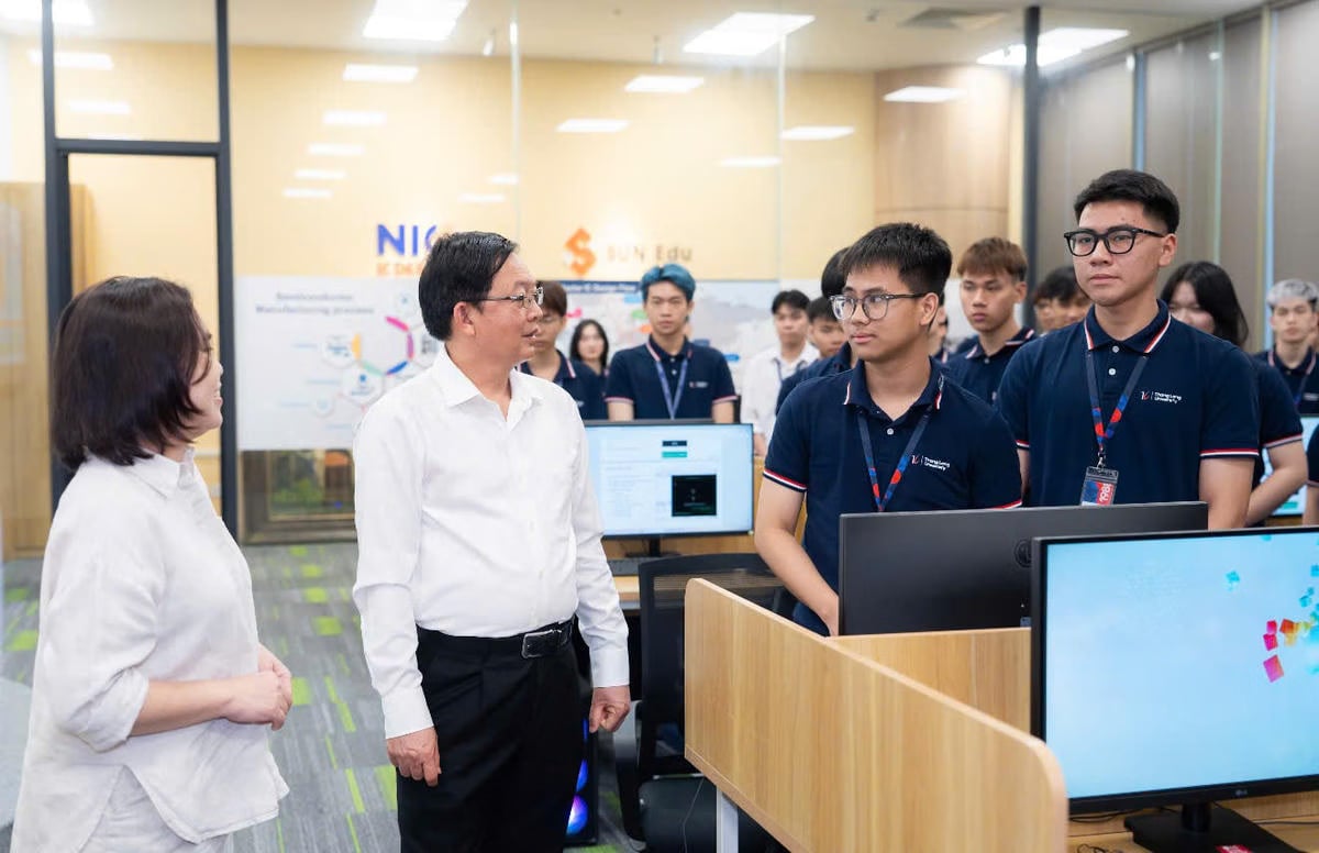 Phó Thủ tướng Chính phủ Hồ Quốc Dũng trao đổi thông tin với sinh viên tại phòng AI Lab. Ảnh: BTC