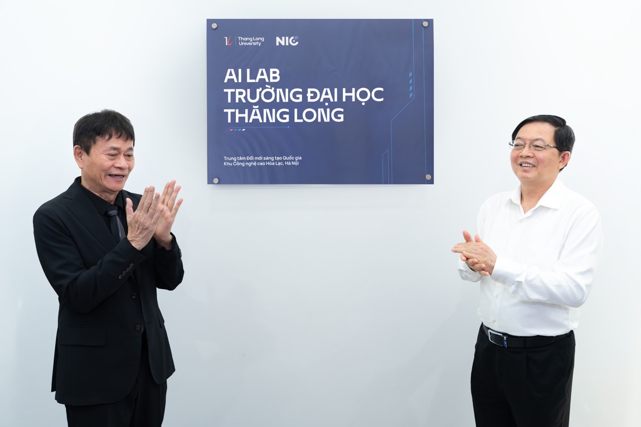 Phó Thủ tướng Chính phủ Hồ Quốc Dũng cùng các đại biểu thực hiện nghi thức khai trương AI Lab tại NIC Hòa Lạc ngày 14.5. Ảnh: BTC