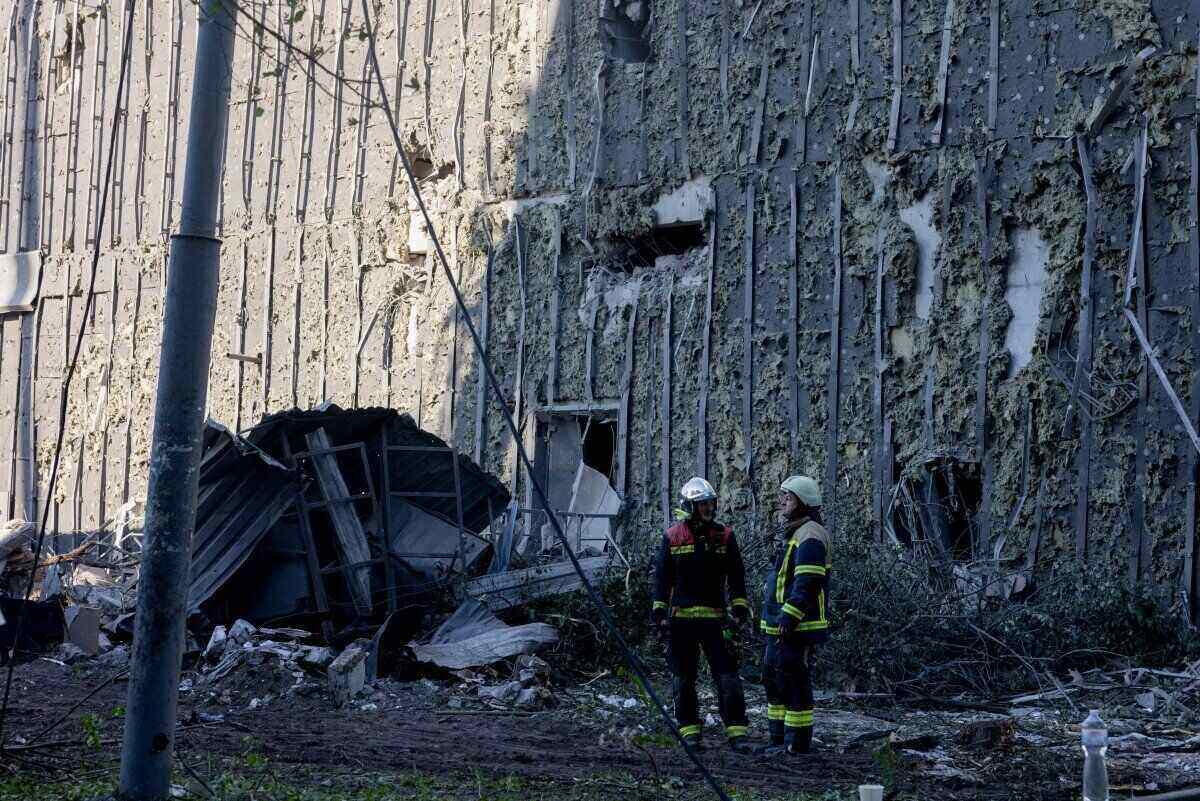 Ukrainian rescue forces on duty after the Russian attack on May 14. Photo: AFP