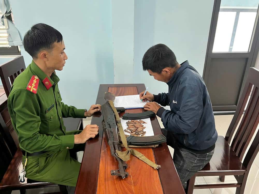Mr. Binh handed over the gun and many bullets. Photo: DVCC