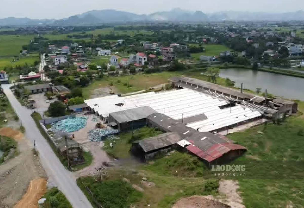 Người dân xã Phong Doanh, tỉnh Ninh Bình phản ánh mùi lạ từ Nhà máy gạch tuynel Trung Nghĩa. Ảnh: Lương Hà