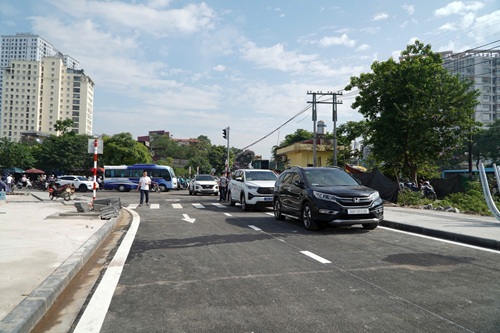 Hanoi technically opens the road connecting Nguyen Huu Tho street with Hoang Liet street. Photo: Tien Dat