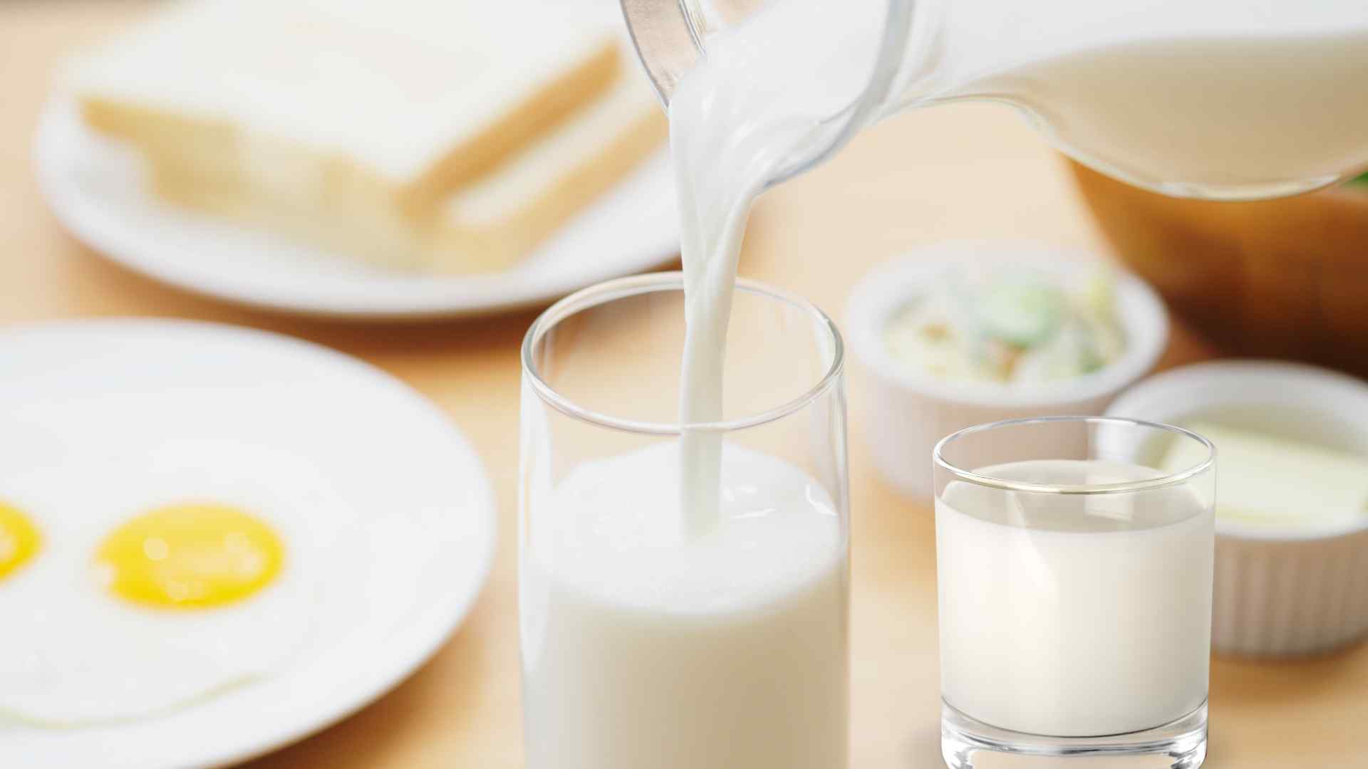 Milk provides many important nutrients such as protein, calcium, vitamin D. Graphic photo: Huong Son