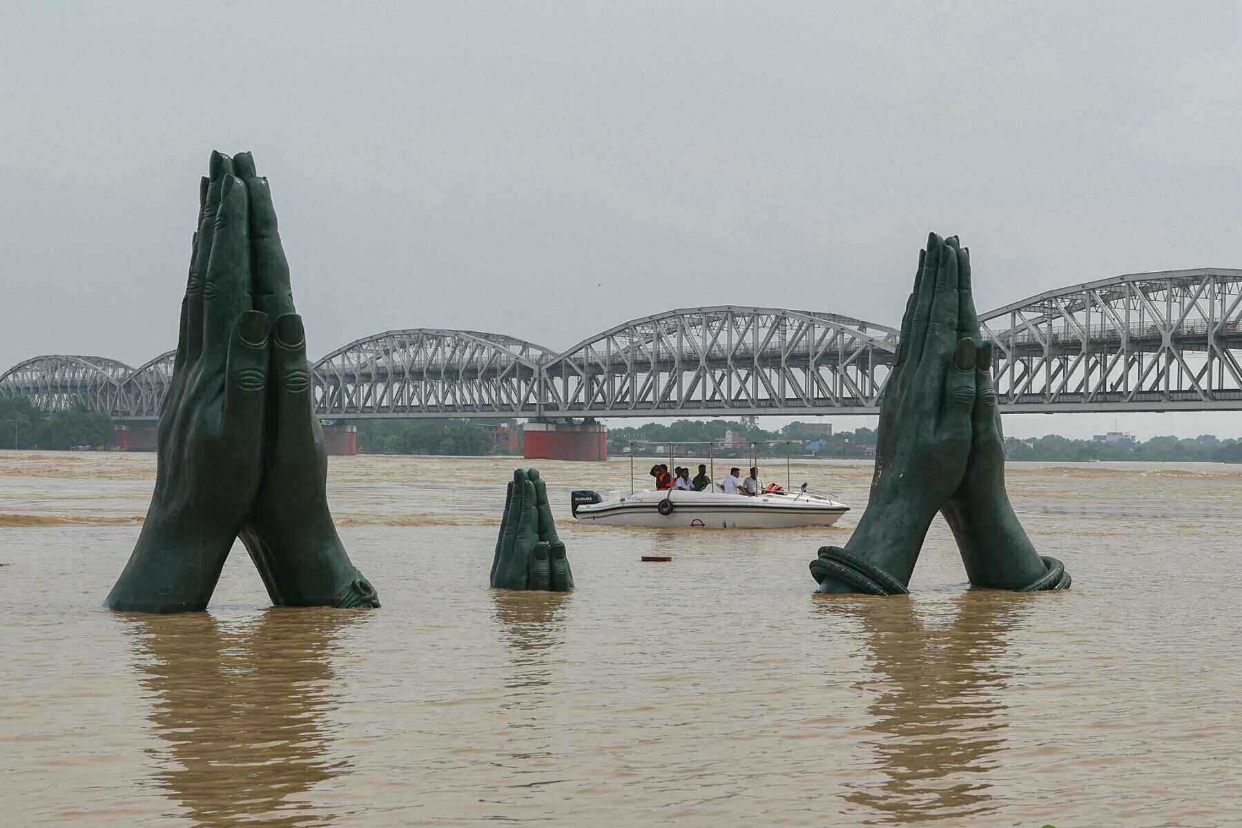 Una inundación en el estado de Uttar Pradesh, India. La agencia de gestión de desastres y socorro del estado de Uttar Pradesh dijo que casi 90 personas murieron después de la violenta tormenta del 13 de mayo. Foto: AFP