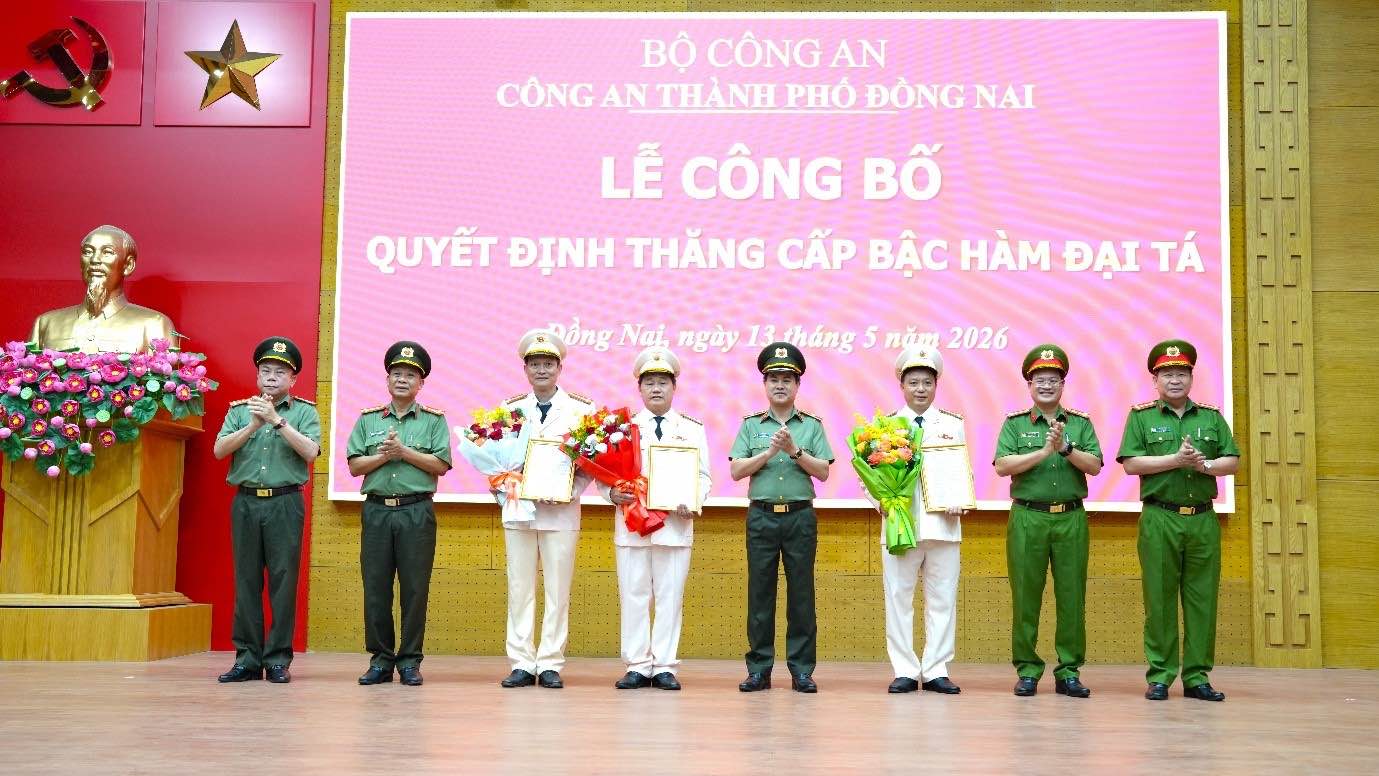 Leaders of Dong Nai City Police congratulate 3 department heads on their promotion. Photo: Dong Nai City Police