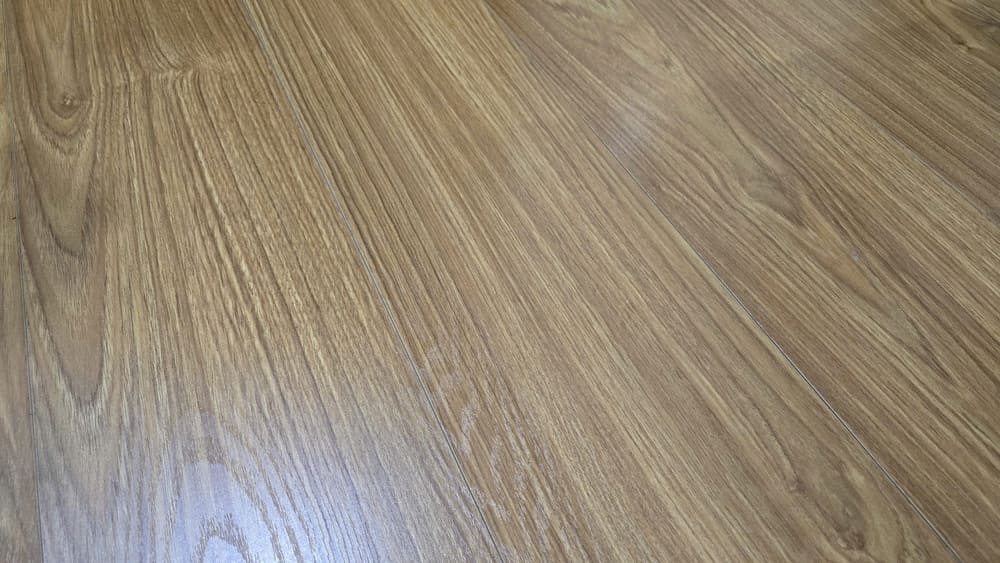 Housewives should pay attention to proper preservation to help wooden floors not be bent and deformed in hot summer weather. Photo: Tuan Dat