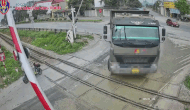 Heart-stopping" scene of truck driver overtaking railway barrier before train arrives. Photo: Traffic Police Department