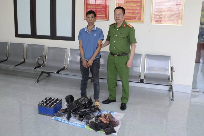 Đối tượng Hà Văn Thiện, (SN 1983), trú tổ dân phố Na Lun, phường Mộc Châu, tỉnh Sơn La cùng tang vật tại cơ quan Công an. Ảnh: Công an phường Mộc Châu