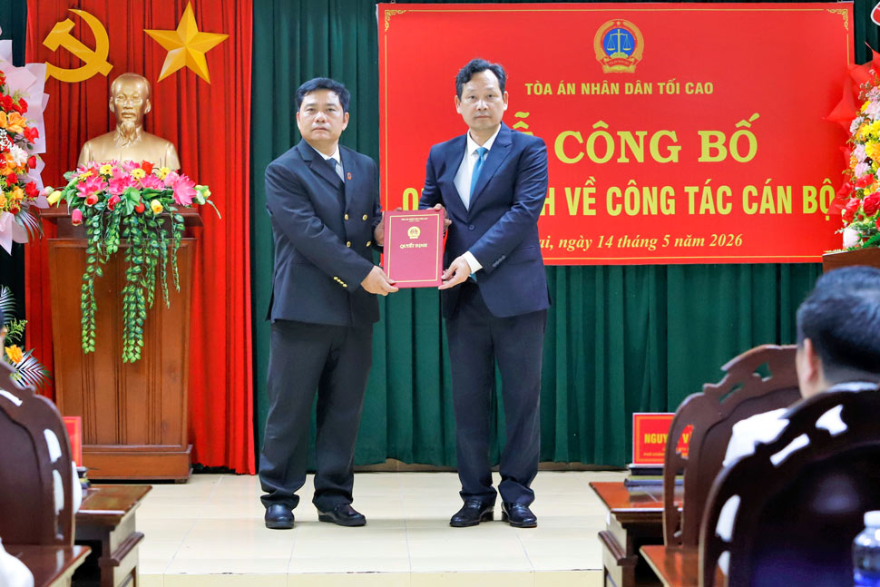 Deputy Chief Justice of the Supreme People's Court Nguyen Van Tien presents the decision to transfer and appoint Mr. Bui Danh Dai to hold the position of Chief Justice of Gia Lai Provincial People's Court. Photo: Duc Ho