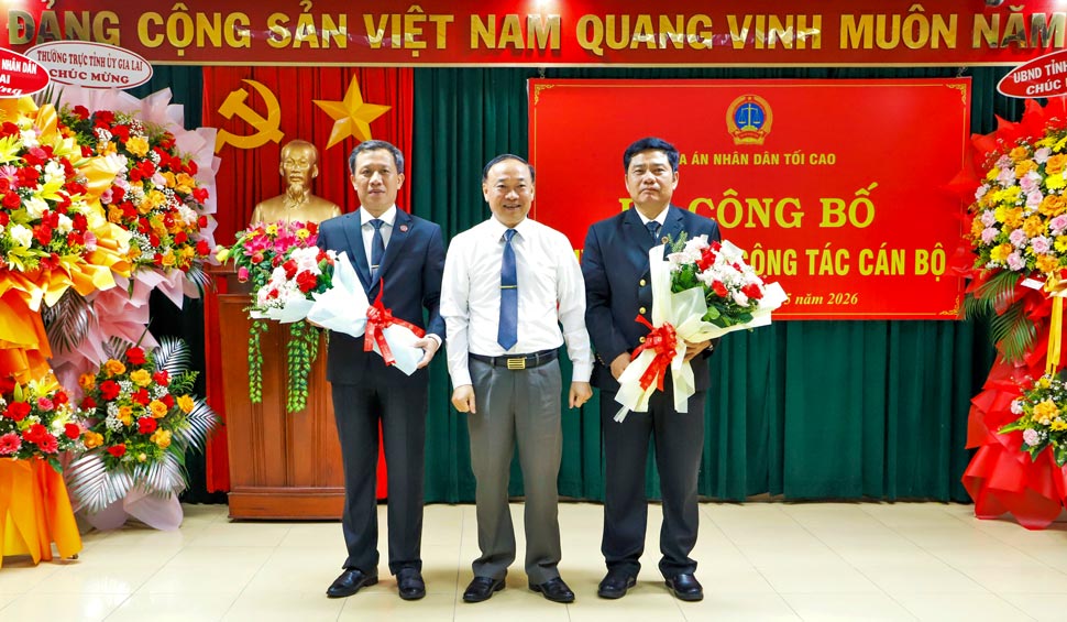 Ủy viên Ban Chấp hành Trung ương Đảng, Bí thư Tỉnh ủy Gia Lai Thái Đại Ngọc tặng hoa chúc mừng ông Bùi Danh Đại (phải) và nguyên Chánh án TAND tỉnh Gia Lai Đặng Quốc Lộc vừa được bổ nhiệm làm Chánh án TAND TP Huế. Ảnh: Đức Hồ