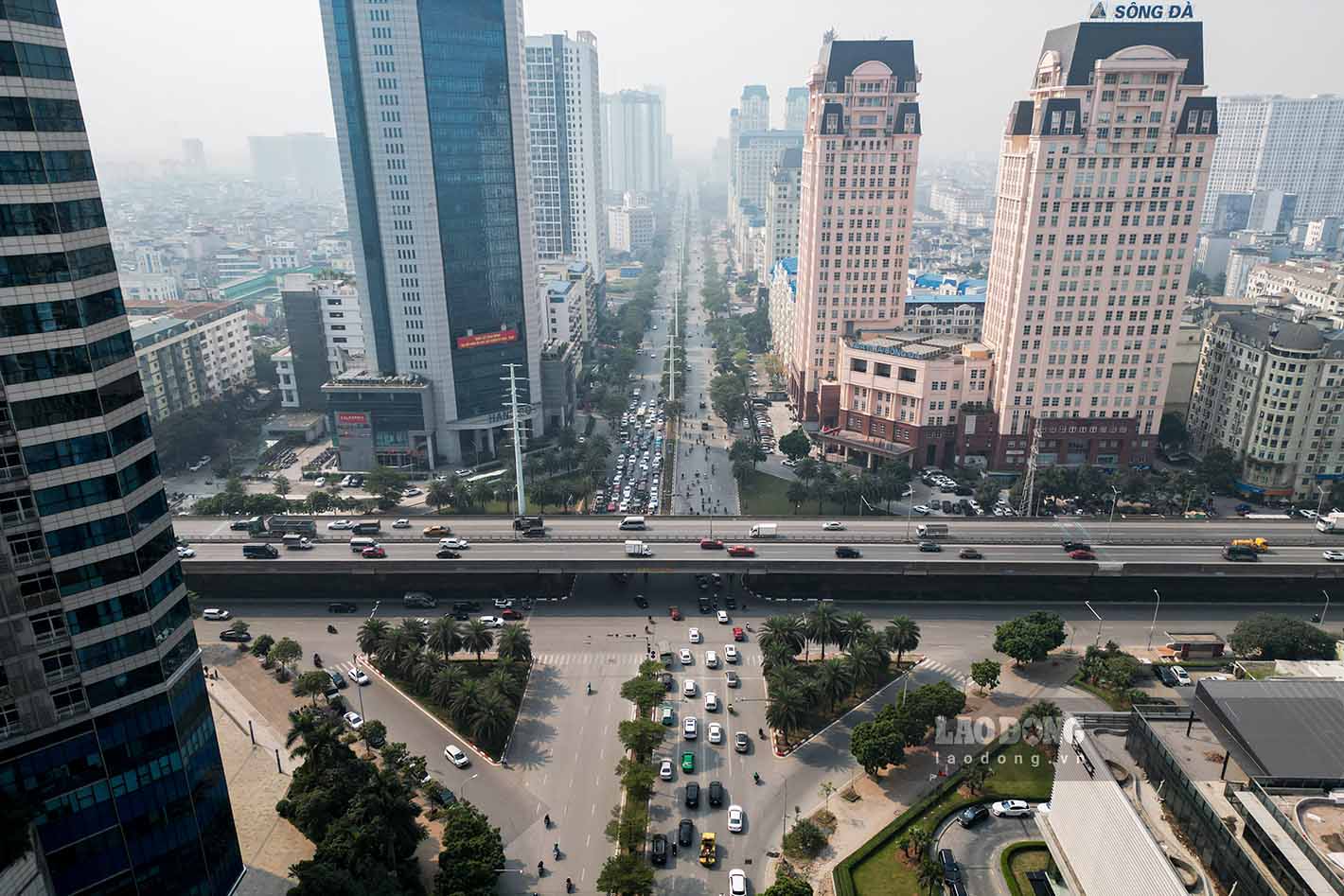 Hanoi will relocate the headquarters of ministries and sectors to Me Tri and Tay Ho Tay areas. Photo: Huu Vu