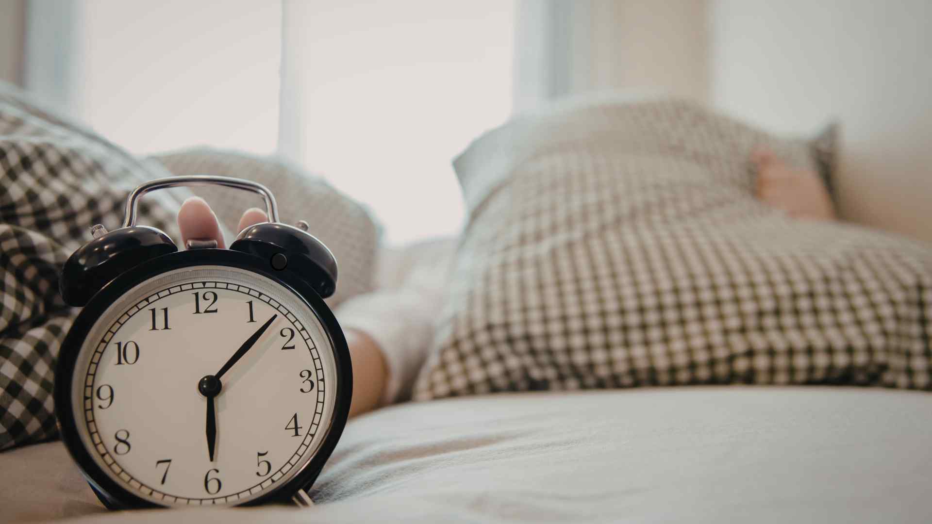 The more tired, the harder it is to sleep, signs that should not be taken lightly. Graphic photo: Huong Son
