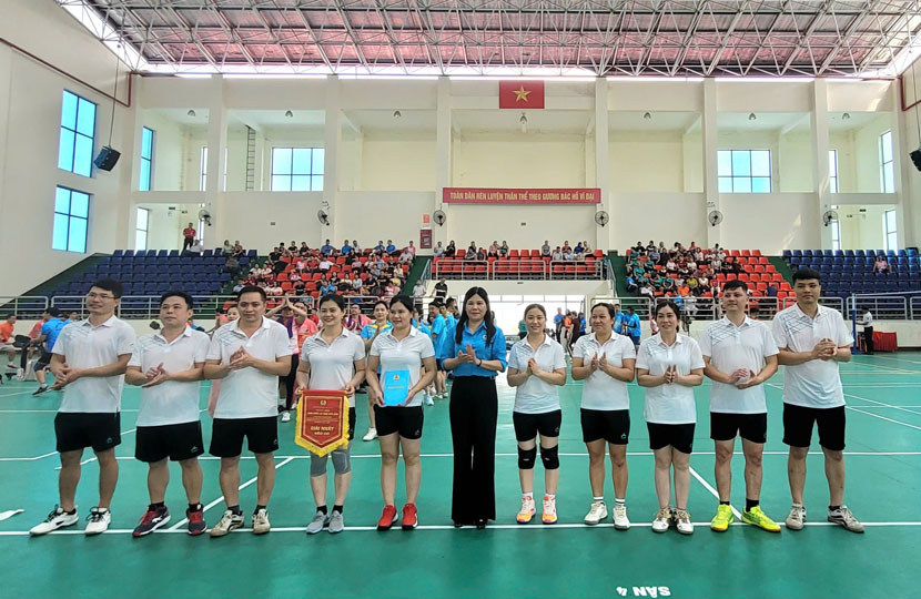 Trao cờ lưu niệm cho các đơn vị tham gia