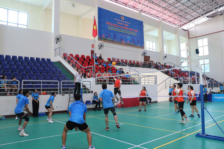 Đông đảo đoàn viên hào hứng thi đấu thể thao, giao lưu ngày hội lớn. Ảnh: Mạnh Hùng