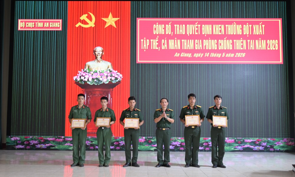 Bộ CHQS tỉnh An Giang khen thưởng đột xuất cho các tập thể, cá nhân tham gia chữa cháy rừng. Ảnh: Phương Vũ