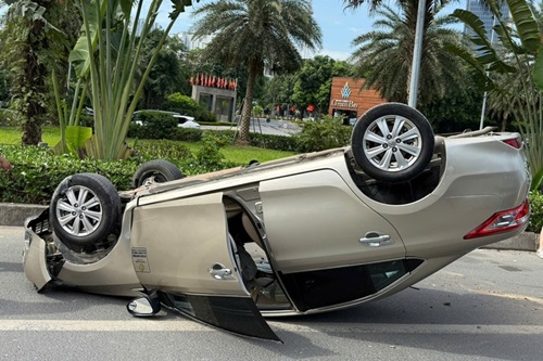 Car overturns in Trung Hoa underpass, driver luckily escapes. Photo: Minh Tue