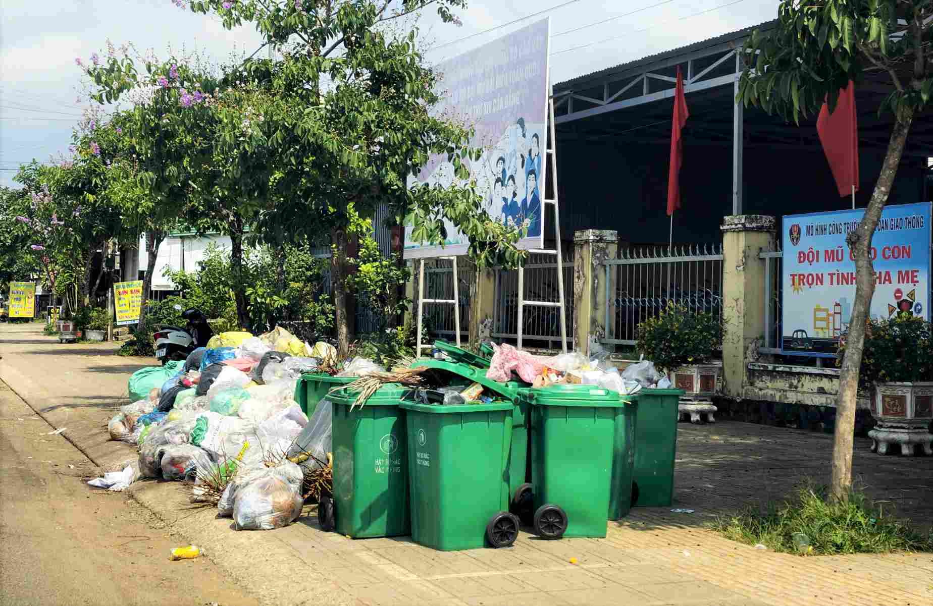 Rác thải chất đống trước cửa nhà người dân. Ảnh: Phúc Khánh