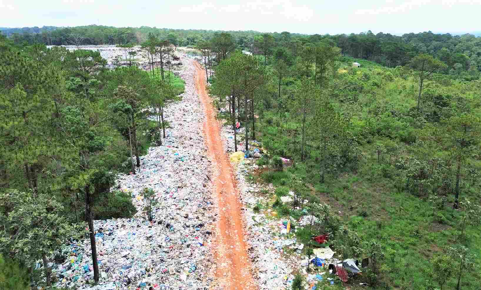 It is estimated that there are about 7,000 tons of stagnant waste that has not been buried according to regulations at the landfill in Bao Lam commune 4. Photo: Phuc Khanh