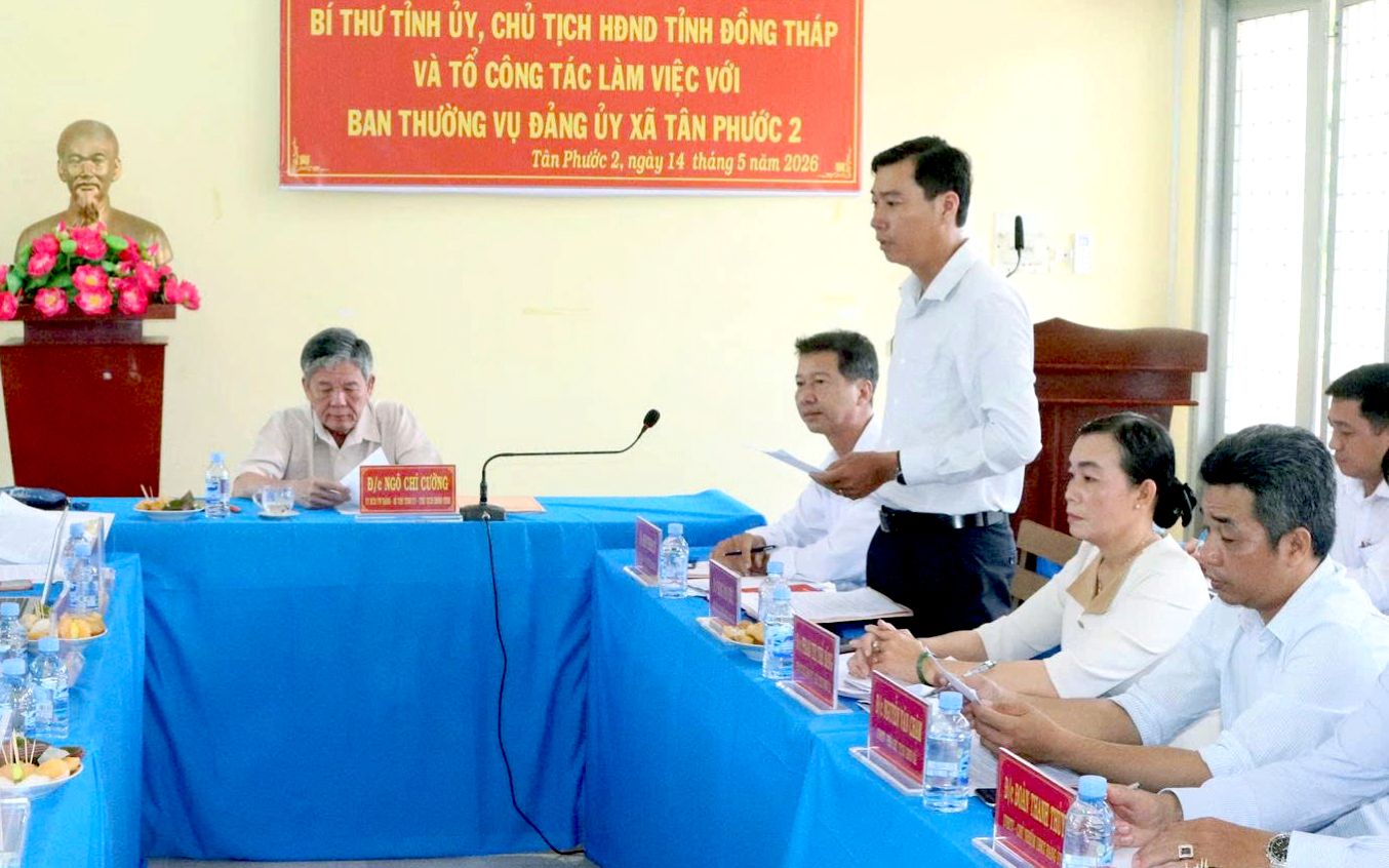 Đại diện Đảng ủy xã Tân Phước 2 báo cáo tại buổi làm việc. Ảnh: Việt Tiến