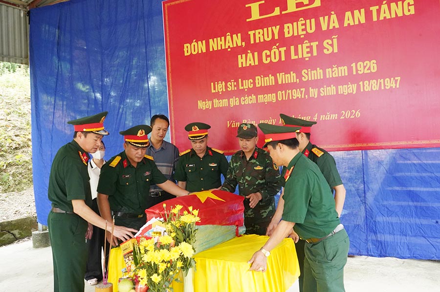 Burial ceremony of martyr Luc Dinh Vinh's remains at Van Ban commune martyrs' cemetery (Lao Cai). Photo: Lao Cai e-Portal