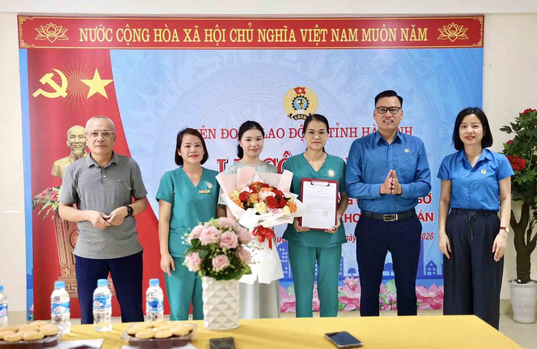 Ha Tinh Provincial Labor Federation announces the establishment of the grassroots Trade Union of Bac Toan Medical Group Co., Ltd. Photo: Ha Tinh Trade Union