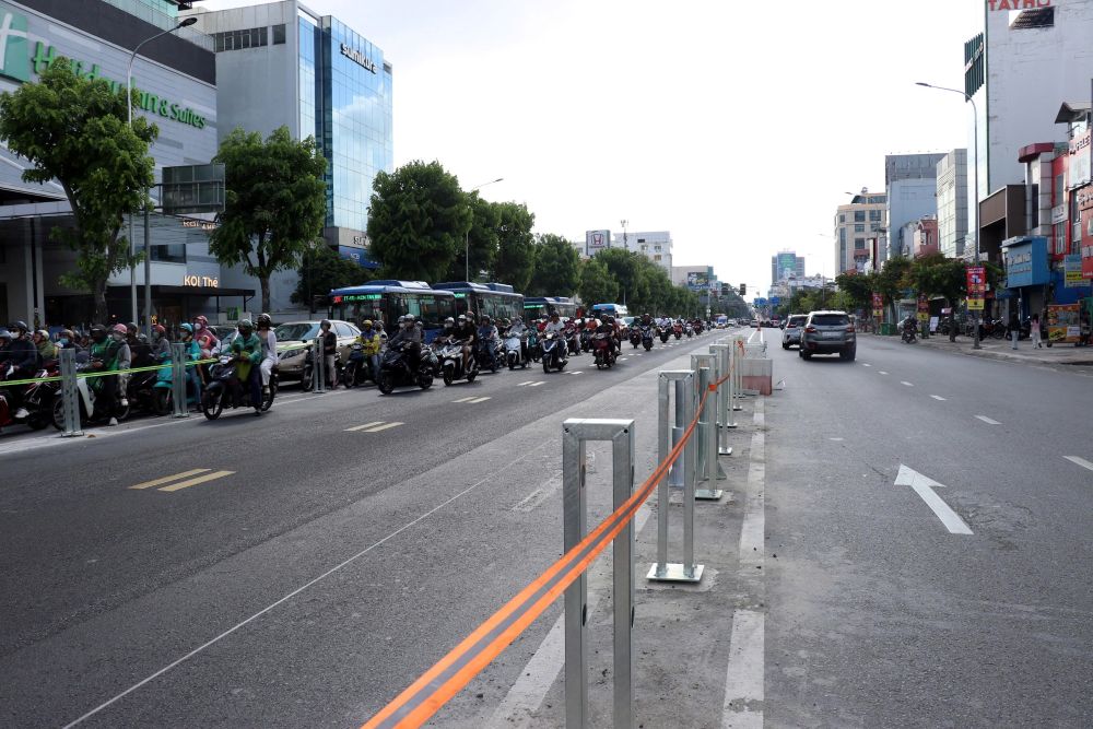 A steel median strip is erected to separate two lanes in the middle of the road, helping traffic flow to the city center and the airport to circulate smoothly. Photo: Anh Tu
