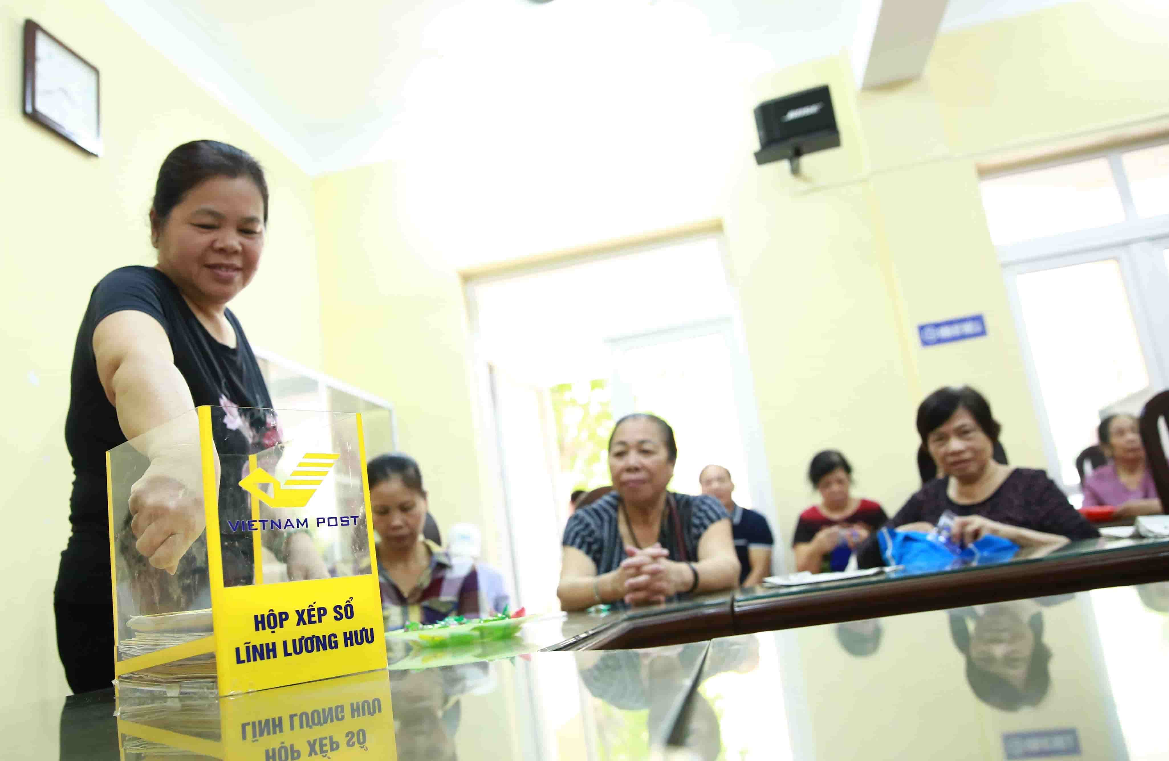 The one-time allowance when retiring is equal to 2 times the salary/average income level used as the basis for social insurance contributions. Photo: Hai Nguyen
