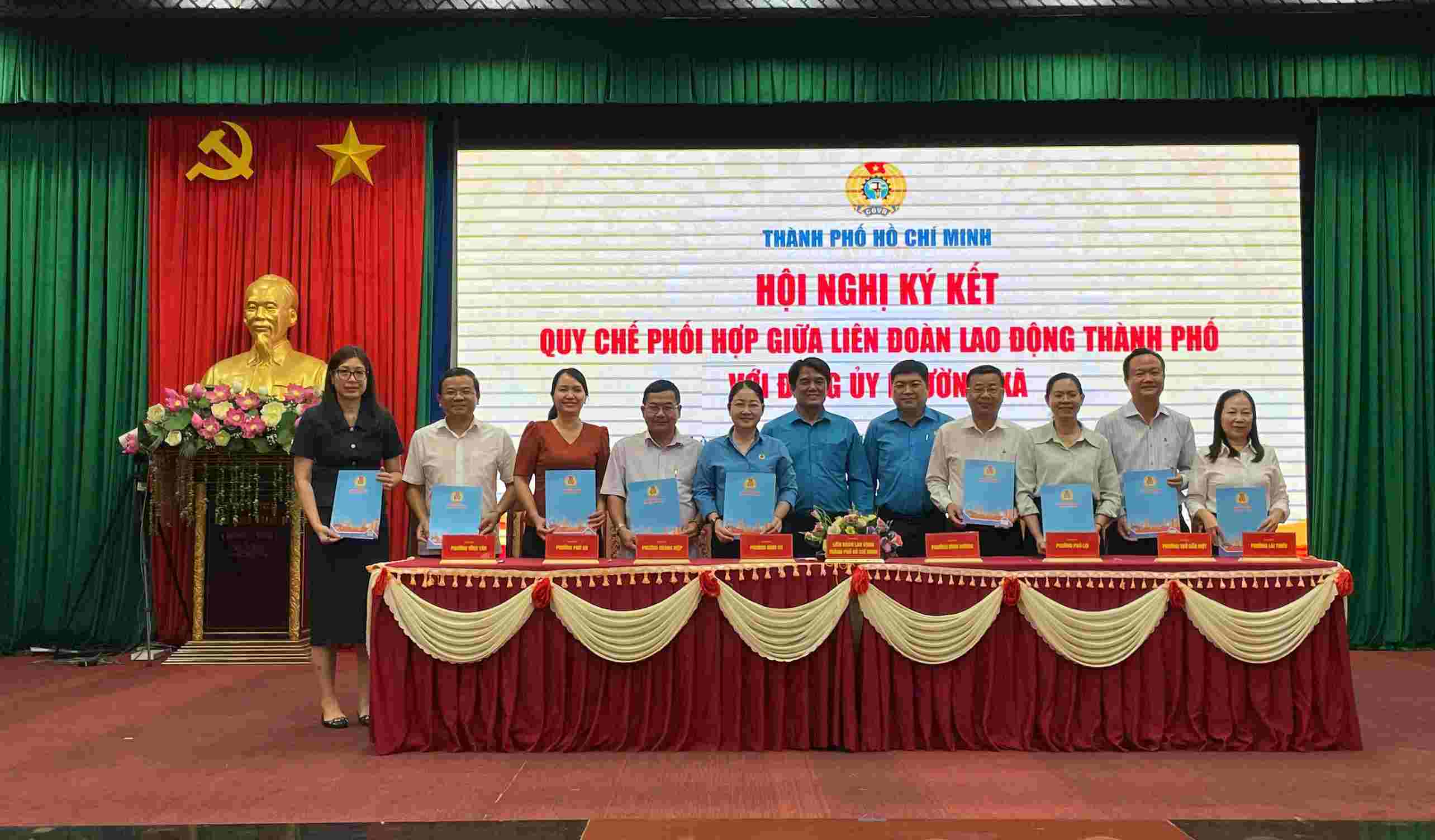 Ho Chi Minh City Trade Union signs regulations on coordination with Party Committees of communes and wards. Photo: Dinh Trong