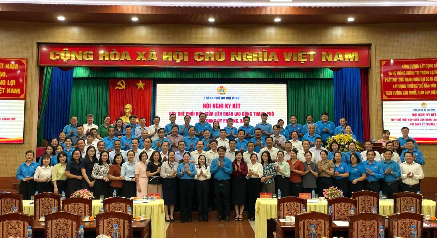 Các đơn vị thực hiện ký kết quy chế và chụp hình lưu niệm. Ảnh: Đình Trọng