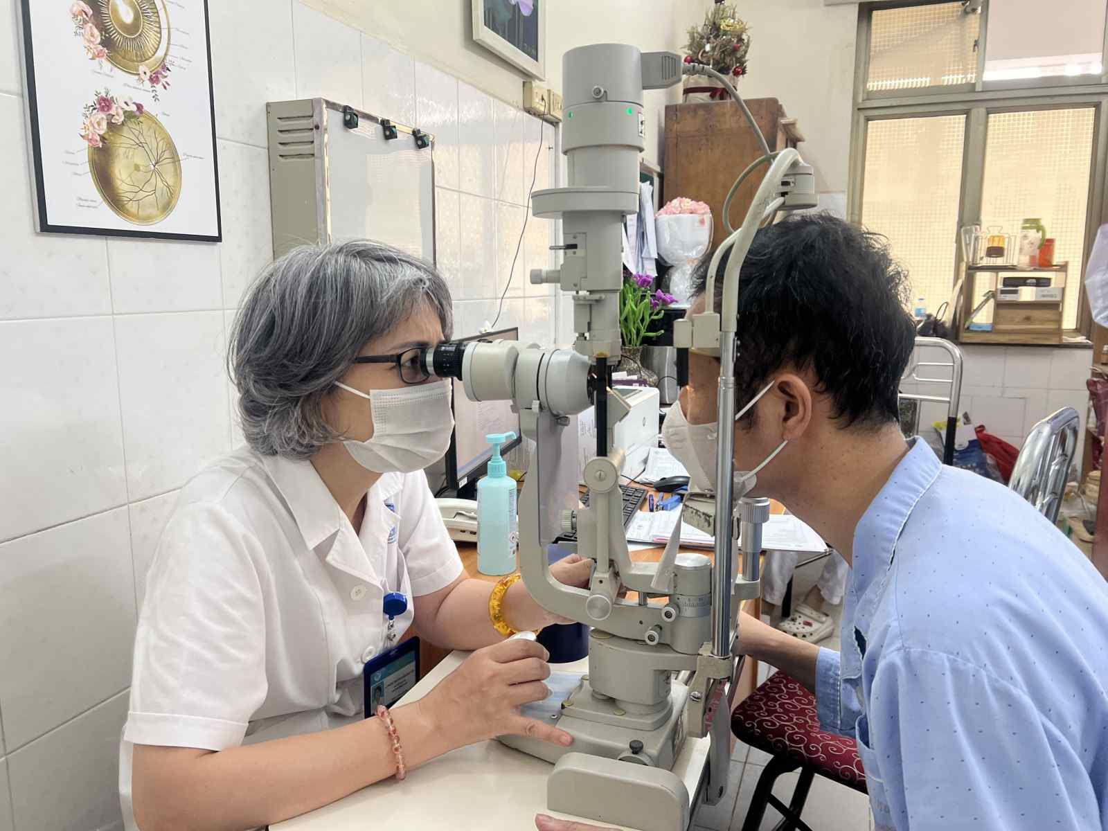 Dr. Tham Truong Khanh Van, Head of the Department of Traumatology, re-examines patient H's eyes before prescribing hypotension surgery due to playing Pickleball. Photo: Xuan Hong