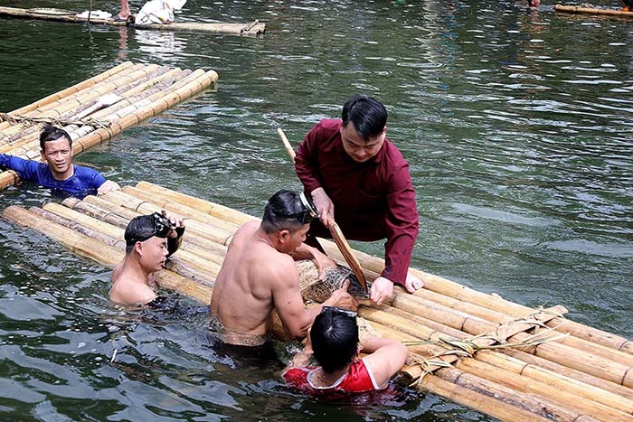 According to folk beliefs of Muong region (Phu Tho), the first fish caught in the stream will be brought to the temple to be worshiped in gratitude. Photo: Thanh Hai/VNA