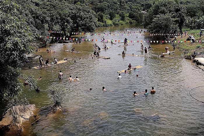 Không khí sôi nổi đánh cá suối của người dân xã Toàn Thắng.