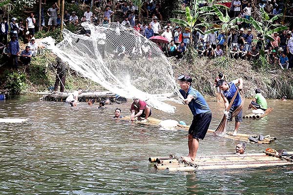 Ngư dân quăng chài đánh cá tại suối Khoang Lở.