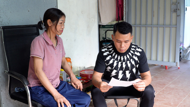 Nhiều người dân cho biết vô cùng bất ngờ khi nhận dự thảo phương án chi tiết bồi thường, hỗ trợ và tái định cư khi Nhà nước thu hồi đất triển khai dự án công viên công cộng phường Phú Thượng. Ảnh: PV