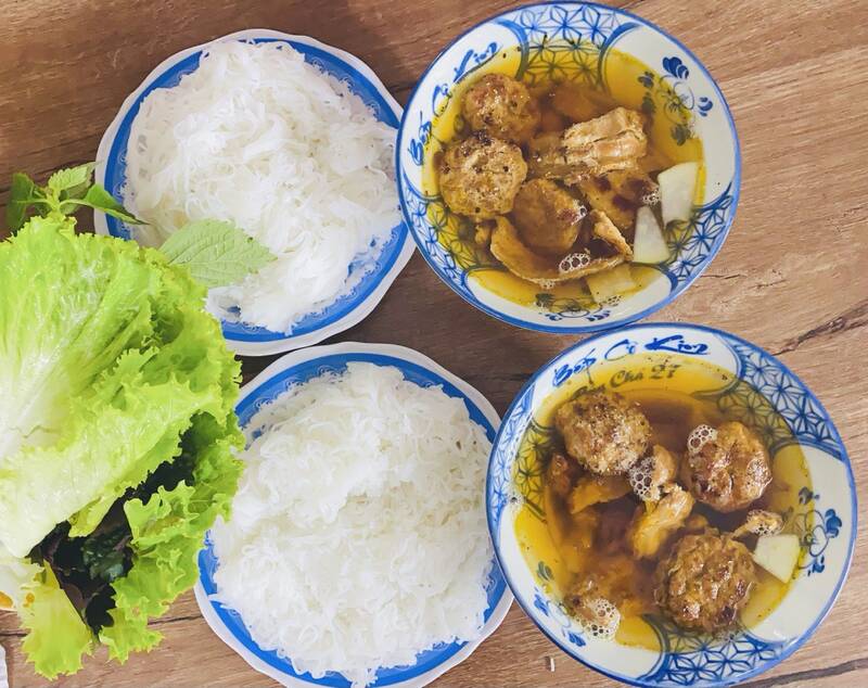 Một suất bún chả bao gồm một bát chả lẫn chan nước chấm, một đĩa bún và rau sống. Ảnh: Linh Boo 