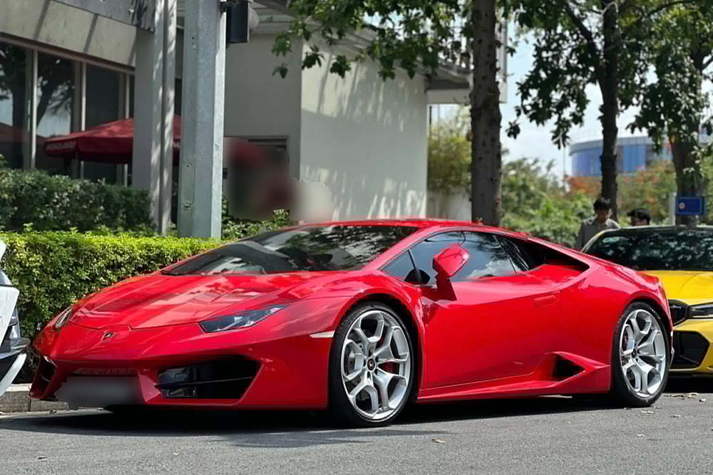 Lamborghini Huracan nhiều màu sắc thu hút ánh nhìn trên đường phố TPHCM. Ảnh: Phong Diệp