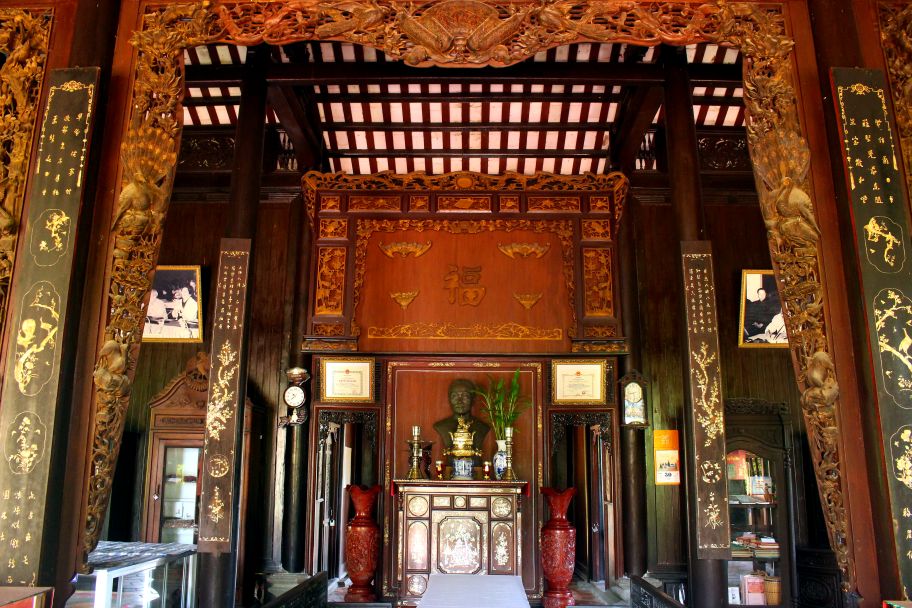 Một phần nội thất Nhà thờ bà Nguyễn Thị Thập nằm trong khuôn viên Di tích đình Long Hưng. Ảnh: Lục Tùng