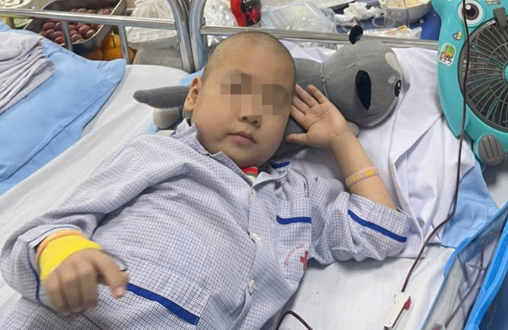 Dù biết khó khăn, anh Trưởng vẫn mong có một phép màu đến với con trai. Ảnh: Gia đình cung cấp