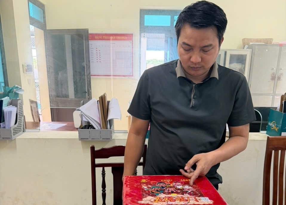 Công an xã Triệu Việt Vương phát hiện đối tượng tàng trữ trái phép 6,7kg pháo hoa nổ. Ảnh: Công an tỉnh Hưng Yên