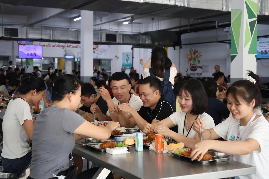 Người lao động thưởng thức bữa cơm công đoàn. Ảnh: Quyết Chiến 