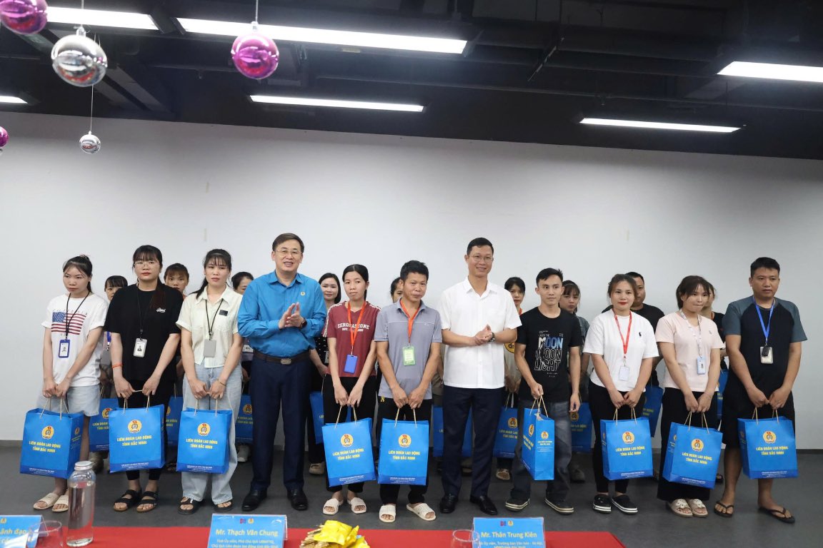 Workers in difficult circumstances receive gifts at the Trade Union Meal Program. Photo: Quyet Chien