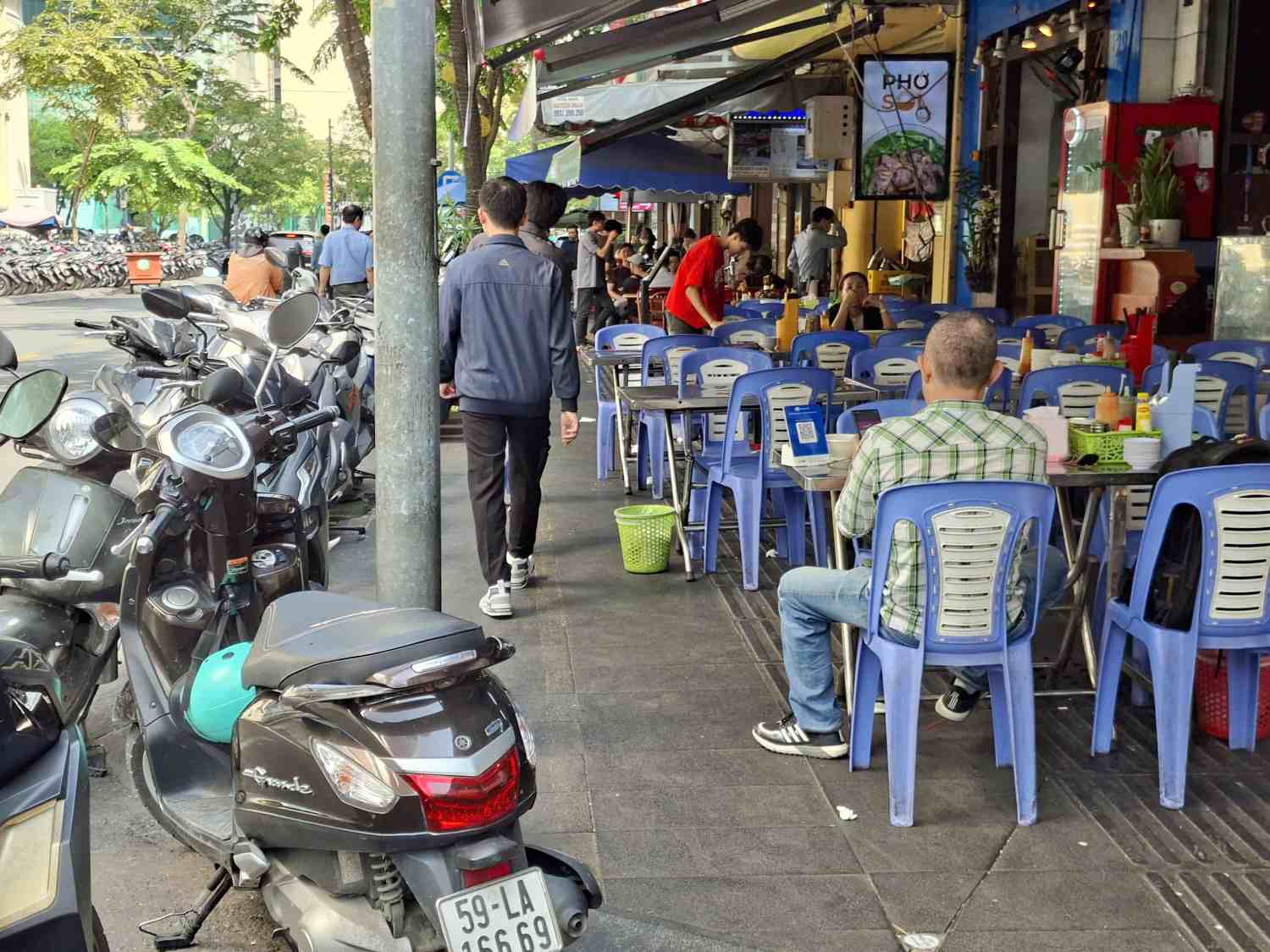 Vỉa hè đường Hải Triều hiện tại. Ảnh: Minh Quân