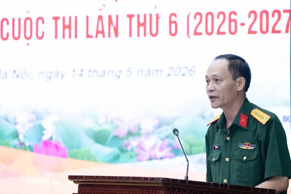 Đại tá Lê Ngọc Long - Phó Tổng Biên tập Báo QĐND, Phó Trưởng Ban Thường trực Ban Tổ chức cuộc thi - thông tin về một số điểm đặc biệt trong các tác giả, tác phẩm tham gia cuộc thi. Ảnh: Ái Vân
