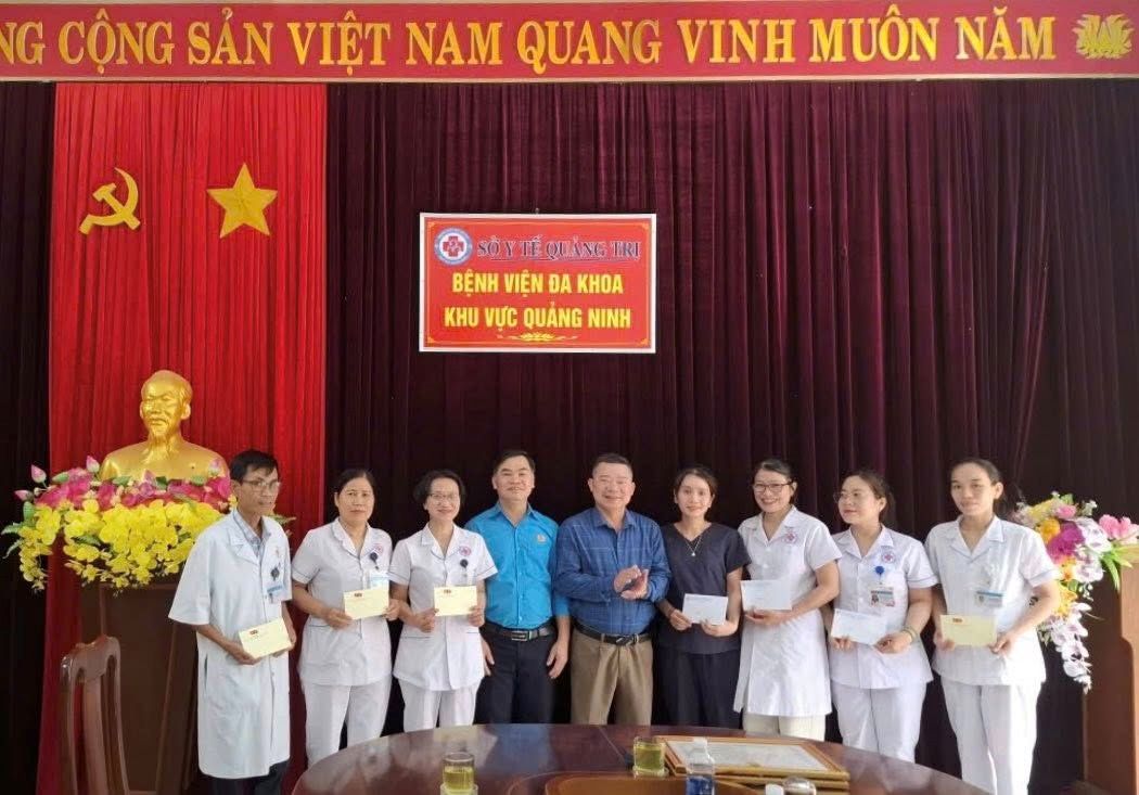 El sindicato de base de Quảng Trị organiza visitas y entrega regalos para apoyar a los miembros del sindicato en circunstancias especialmente difíciles. Foto: Sindicato de Quảng Trị