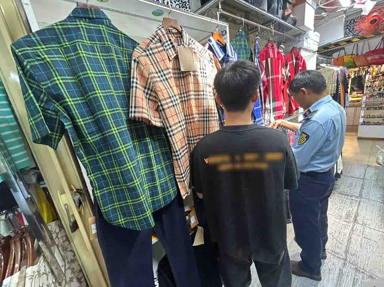 Đội Quản lý thị trường số 4 kiểm tra, xử lý hàng loại vụ việc liên quan đến hàng giả, hàng xâm phạm quyền sở hữu trí tuệ. Ảnh: