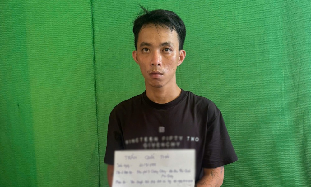 Trần Quốc Thái bị bắt quả tang đang vận chuyển trái phép chất ma túy khi vừa xuống tàu cao tốc chạy tuyến Hà Tiên - Phú Quốc. Ảnh: BTL Vùng CSB4