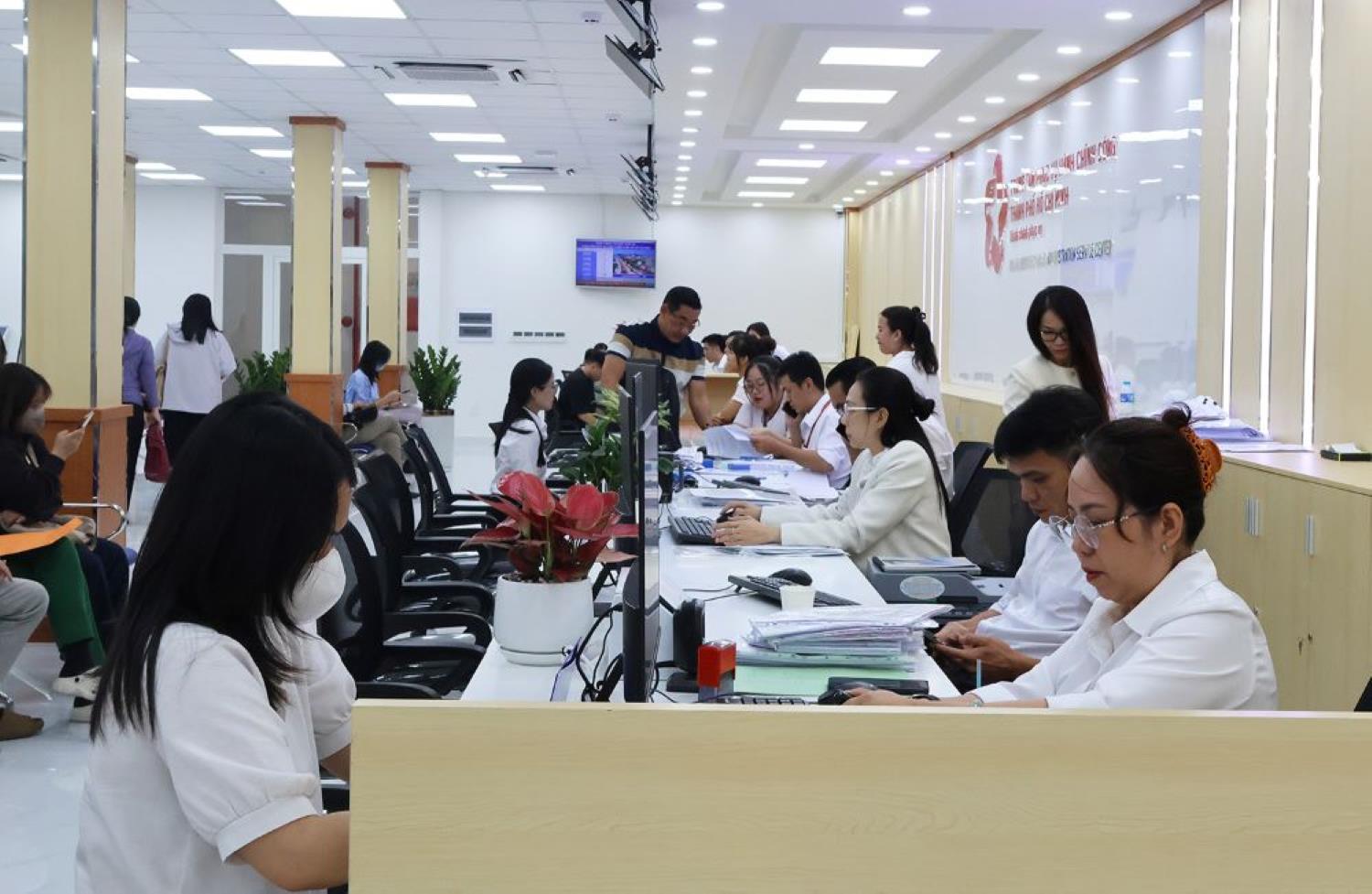 Ho Chi Minh City retains 1,000 non-specialized personnel recruited as civil servants. In the photo, people come to resolve dossiers at the Ho Chi Minh City Public Administration Service Center. Photo: Ha Trang