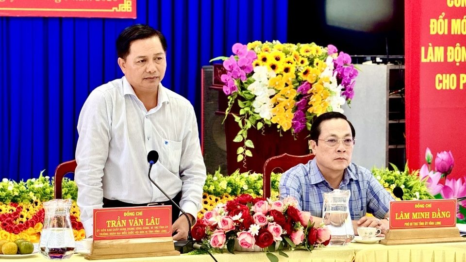 Ông Trần Văn Lâu làm việc với Đảng ủy phường Trường Long Hòa về phát triển kinh tế biển, du lịch và tháo gỡ khó khăn đầu tư công. Ảnh: Hoàng Lộc