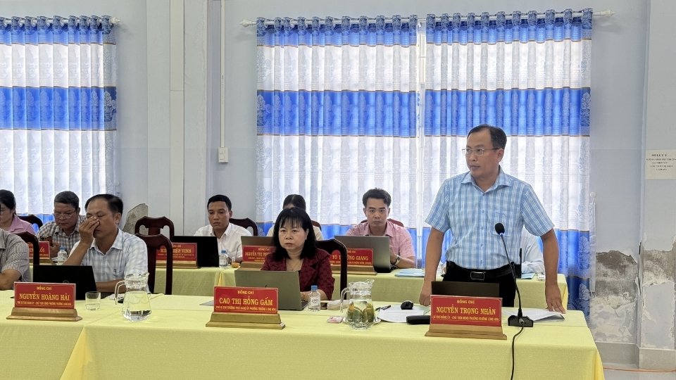 Ông Nguyễn Trọng Nhân - Bí thư Đảng ủy, Chủ tịch HĐND phường Trường Long Hòa báo cáo tình hình phát triển kinh tế - xã hội và kiến nghị nhiều nội dung về phát triển kinh tế biển tại buổi làm việc. Ảnh: Hoàng Lộc