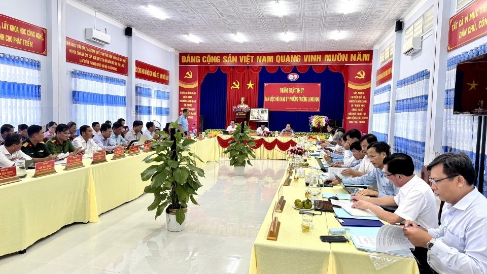 Vista general de la reunión de trabajo entre los líderes del Comité Provincial del Partido de Vinh Long y el Comité del Partido del barrio de Truong Long Hoa sobre el desarrollo de la economía marítima y la inversión en infraestructura local. Foto: Hoang Loc